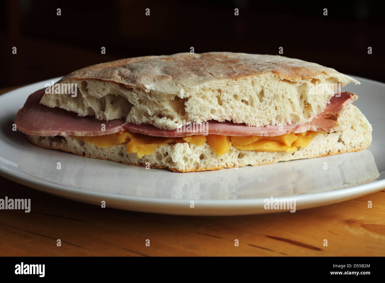 Un pease pudding e panino di prosciutto viene servita in stottie torta. Foto Stock