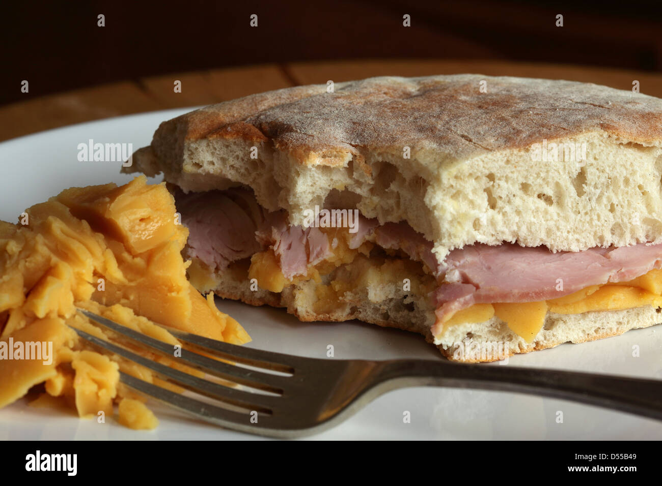 Un pease pudding e panino di prosciutto viene servita in stottie torta e un lato serve del pease pudding. Foto Stock