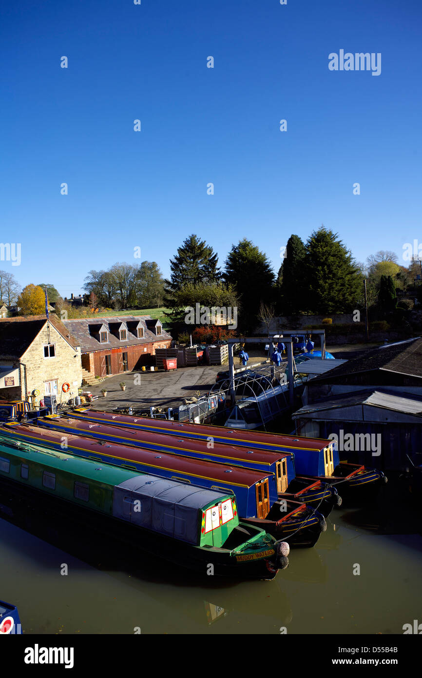 Narrowboats sul Sud Oxford Canal Heyford Wharf Upper Heyford Oxfordshire England Regno Unito GB inferiore narrowboat Heyford colore in barca Foto Stock