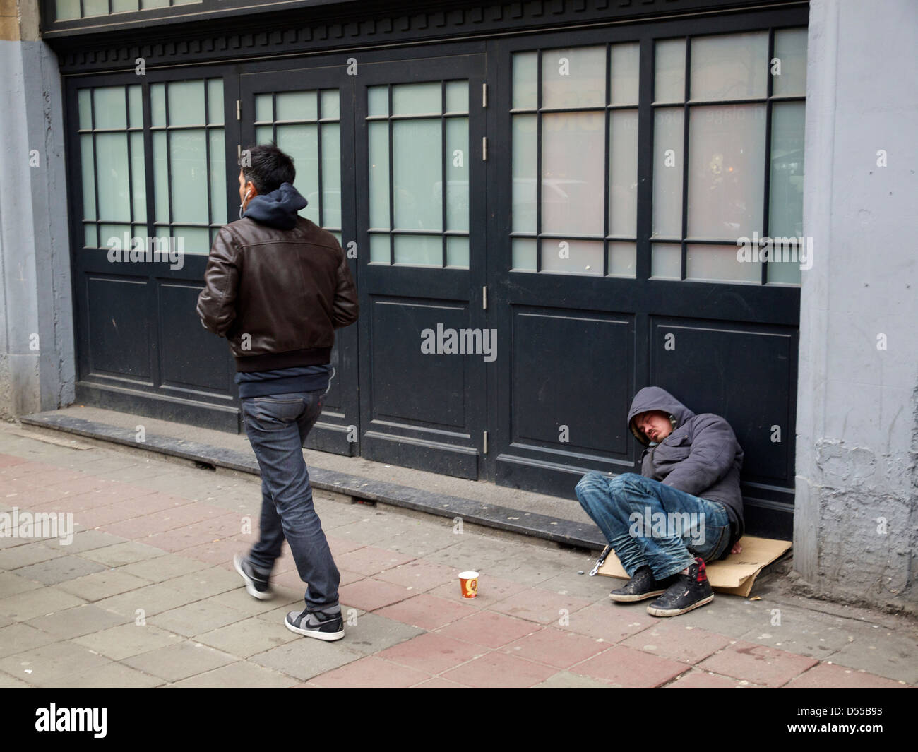 Senzatetto uomo addormentato in strada a Bruxelles, in Belgio Foto Stock