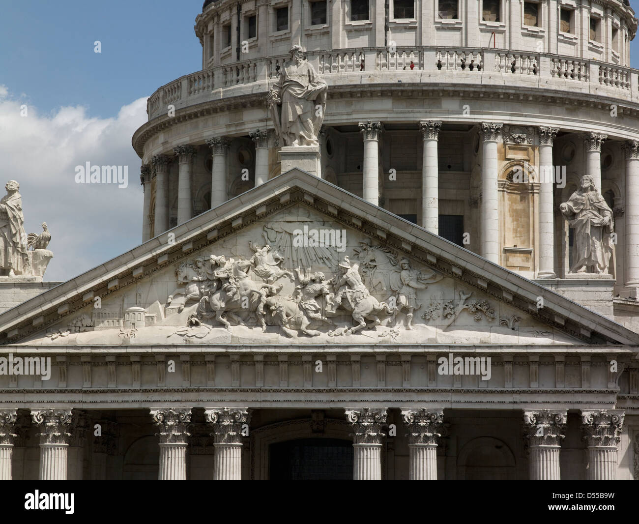 Saint Paul Cathedral, Londra, frontone e cupola collonade Foto Stock