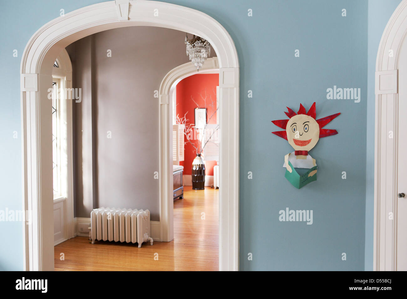 Bambino opera d'arte appesa in eleganti home Foto Stock