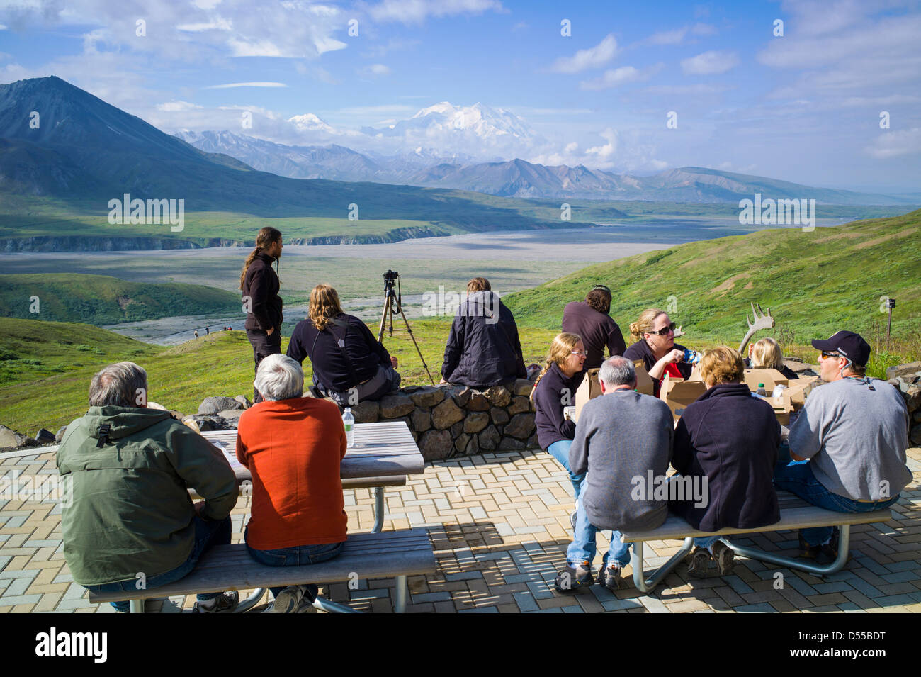 Vista turisti Mt. McKinley (Denali), il punto più alto in Nord America (20,320') da Eielson Visitor Center, Denali AK Foto Stock