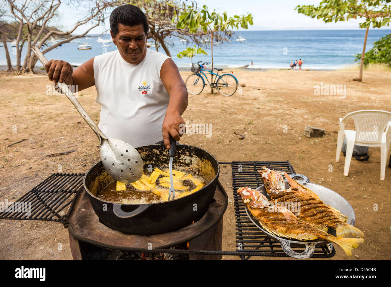 Lutianido (Lutjanus campechanus) essendo preparato sulla spiaggia di Ocotal e, provincia di Guanacaste in Costa Rica. Foto Stock
