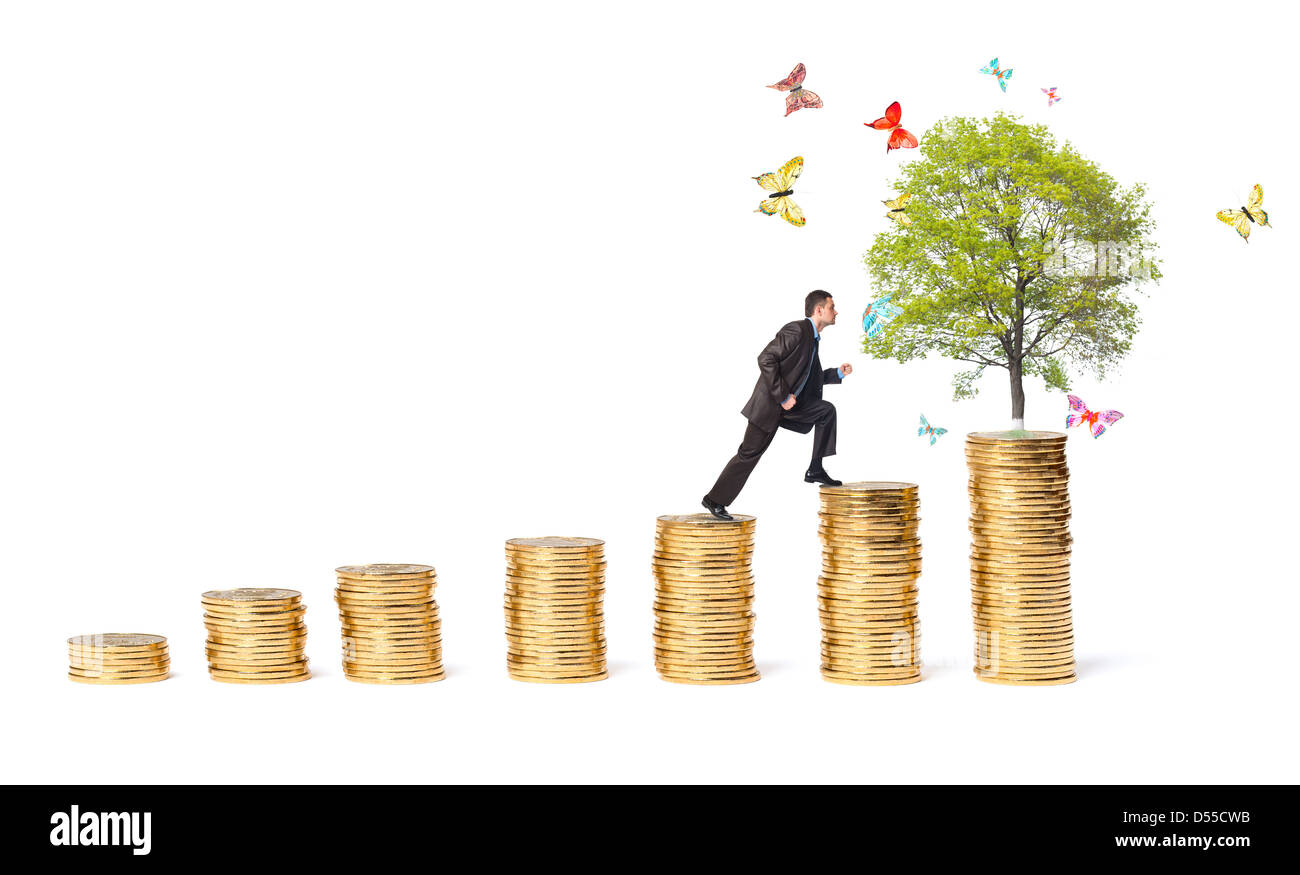 Imprenditore e albero con farfalle sul denaro scale isolate su sfondo bianco Foto Stock