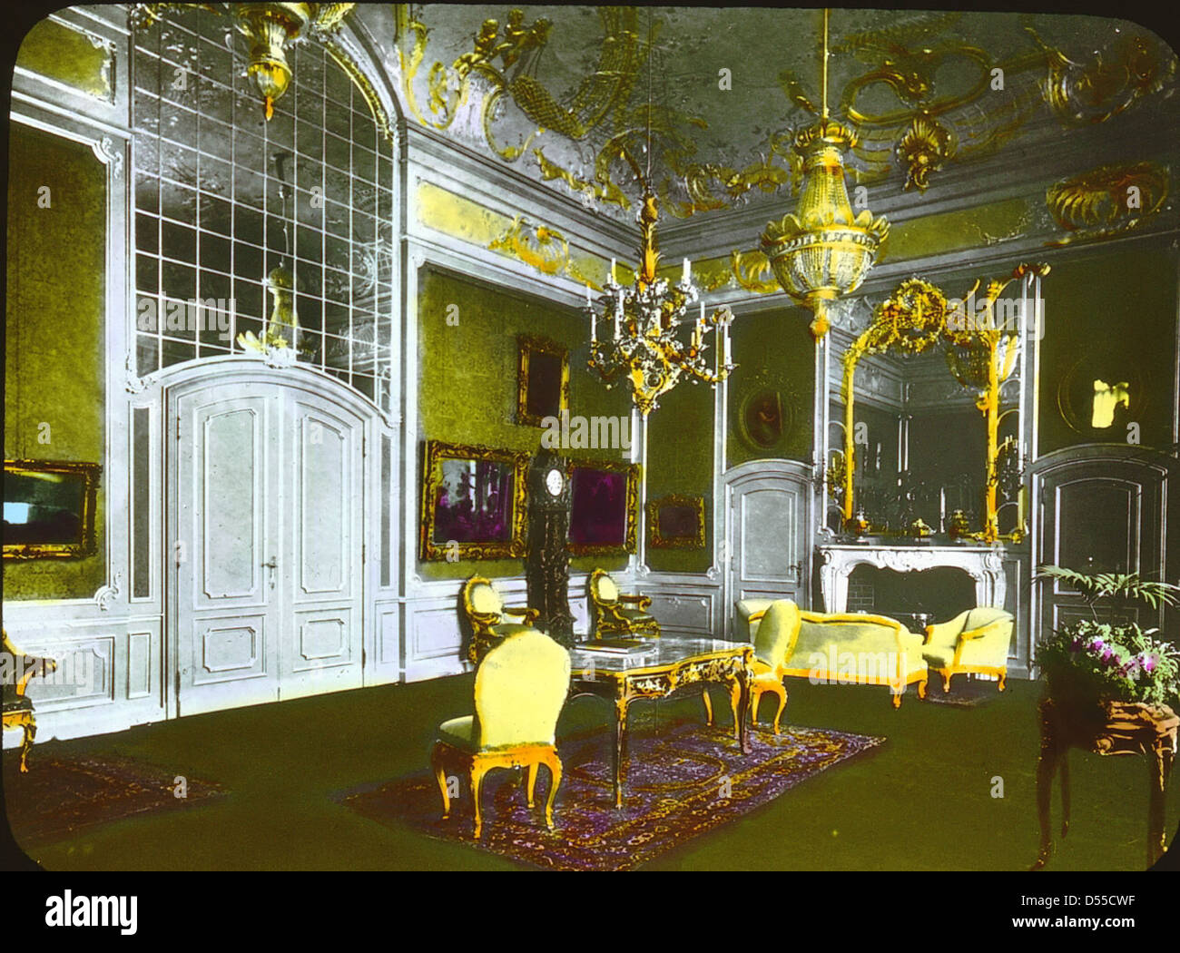 All'esposizione di Parigi del 1900, il Palazzo di Potsdam fu esposto come un esempio stravagante e riccamente decorato di architettura in stile Versailles, con interni dorati e lampadari decorati. Foto Stock