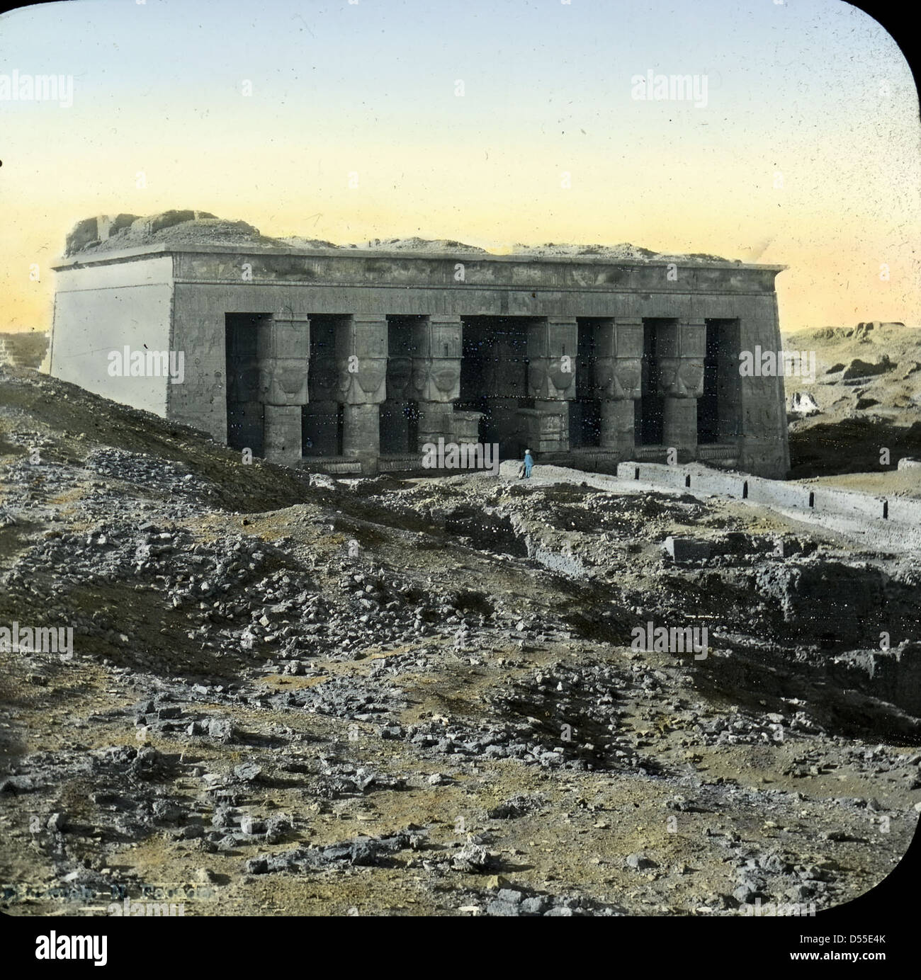 Il tempio di Denderah in Egitto è uno dei templi meglio conservati dell'antico Egitto, situato nel deserto vicino al Nilo. Conosciuto per la sua architettura unica, il tempio è stato dedicato a Hathor, la dea dell'amore e della gioia. Il sito include numerosi rilievi, sculture ed elementi decorativi, che mostrano la ricca arte dell'antica civiltà egizia. Foto Stock