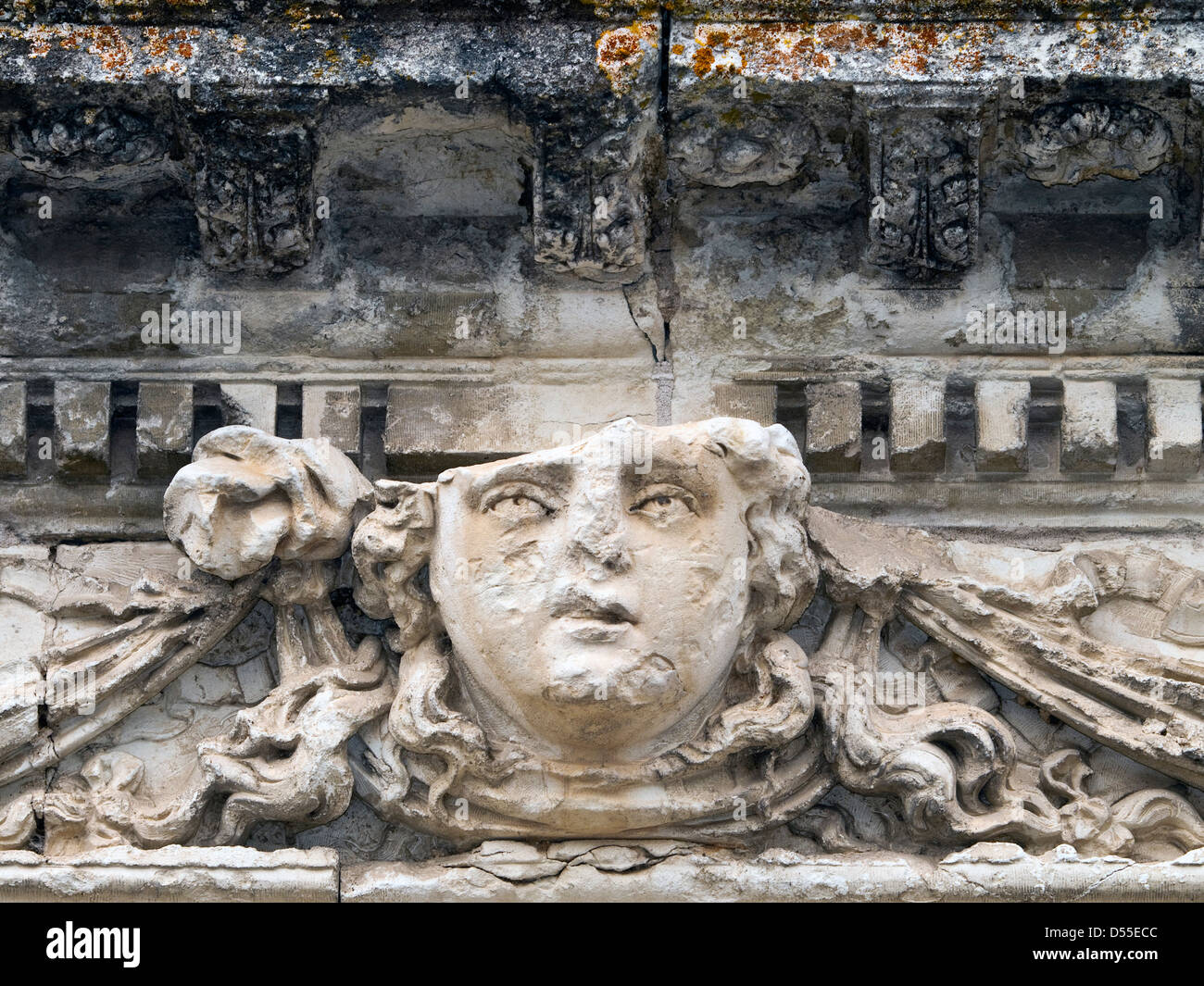 Antica pietra faccia decorazione carving dettaglio - Francia. Foto Stock