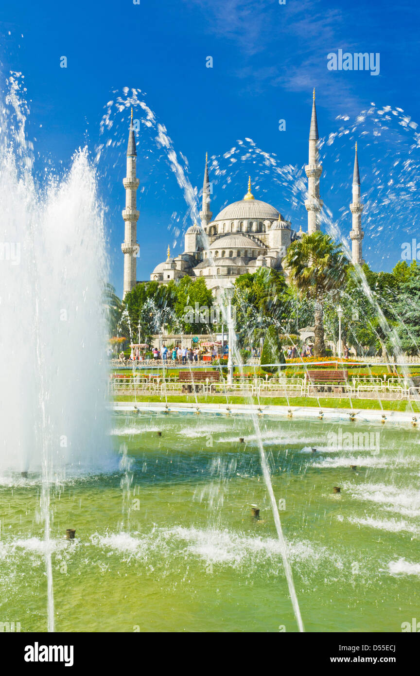 La Moschea Blu (Sultan Ahmet Camii) con cupole e minareti, Sultanahmet, Istanbul, Turchia Foto Stock