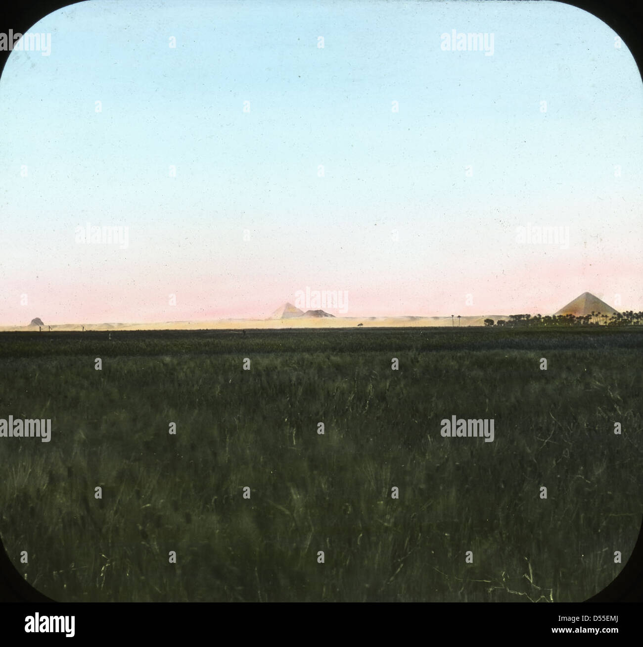 Questa fotografia delle piramidi di Dashur da Saqqara mostra le antiche strutture egiziane, tra cui la piramide piegata e la piramide nera. Questi monumenti, costruiti durante il regno di Amenemhat III, sono significativi monumenti storici dell'Egitto. Foto Stock