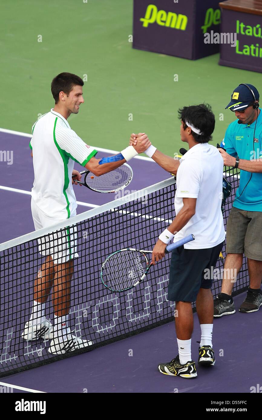 Carson, Florida, Stati Uniti d'America. Il 24 marzo 2013. NOVAK DJOKOVIC di Serbia scuote le mani con Somdev Devvarman dell India il loro terzo round corrisponde al Sony Open a Crandon Park Tennis Center su Marzo 24, 2013 in Key Biscayne, Florida. (Immagine di credito: credito: Joe Scarnici/ZUMAPRESS.com/Alamy Live News) Foto Stock