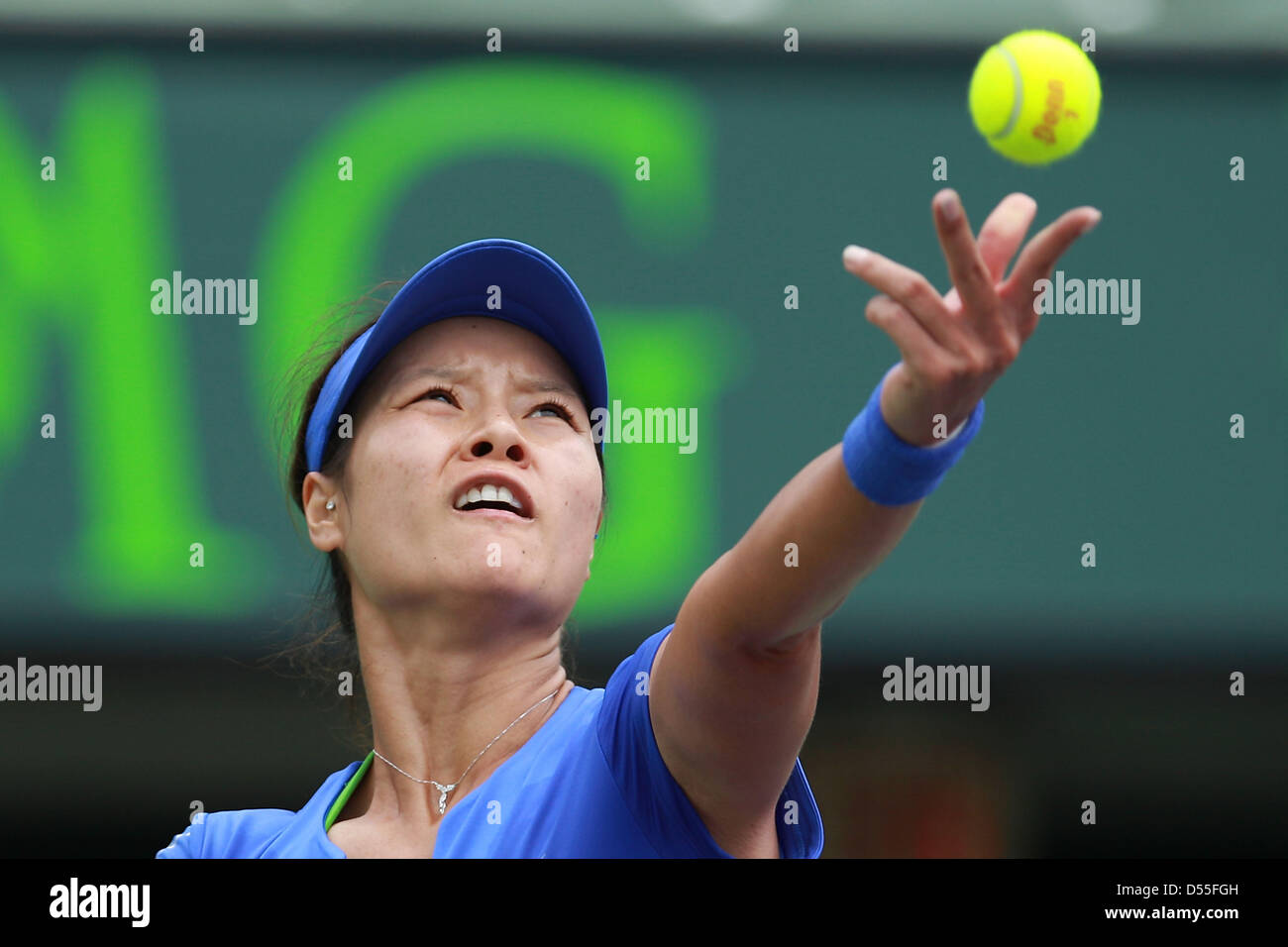 Carson, Florida, Stati Uniti d'America. 25 marzo, 2013. Na Li di Cina serve la palla a Garbine Muguruza della Spagna nel loro quarto round corrisponde al Sony Open a Crandon Park Tennis Center su Marzo 24, 2013 in Key Biscayne, Florida. (Credito Immagine: © Joe Scarnici/ZUMAPRESS.com) Foto Stock