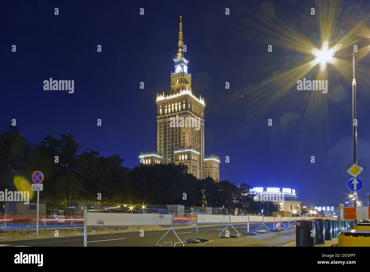 Varsavia, Polonia, il Palazzo della Cultura di sera nel centro della città in zucchero stile baker Foto Stock