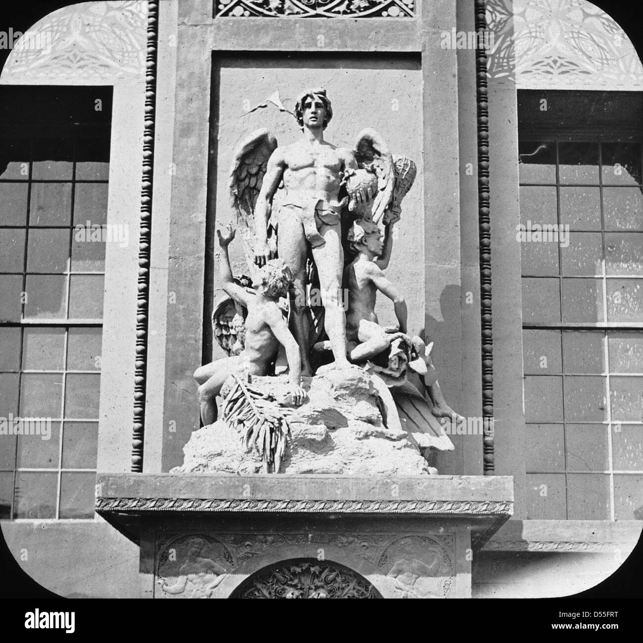 Una fotografia del Transportation Building all'esposizione mondiale colombiana del 1893 a Chicago, con una statua alata e una scultura d'angelo, simboli del progresso e della modernità. Foto Stock