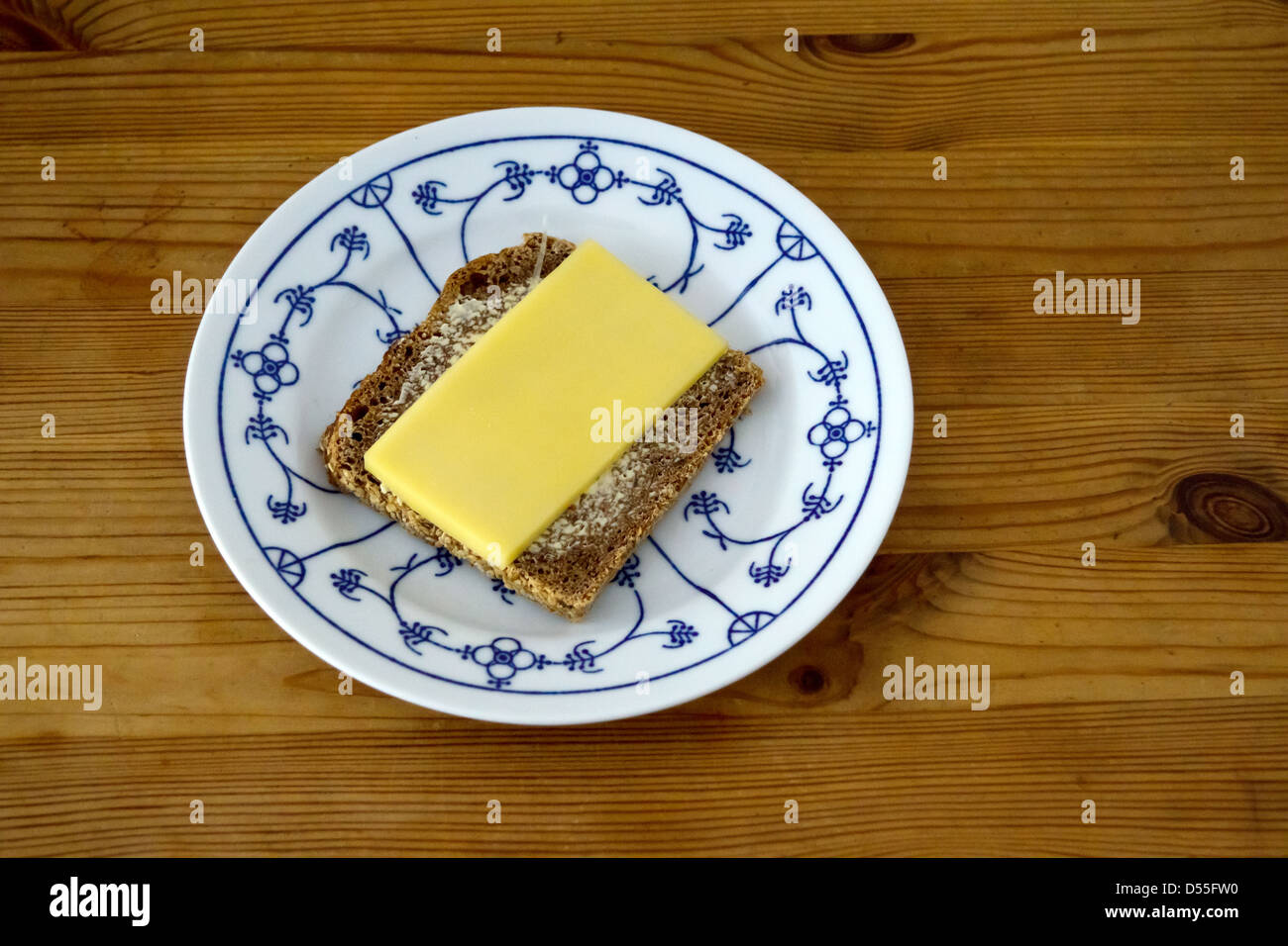 Berlino, Germania, sandwich di formaggio su una piastra con cipolla Foto Stock