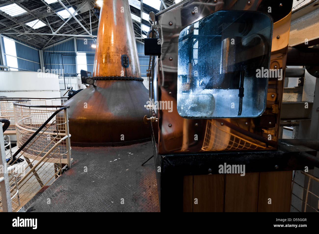 Gli scatti in interni del Ben Nevis distillery stills sicuro e cisterne Foto Stock