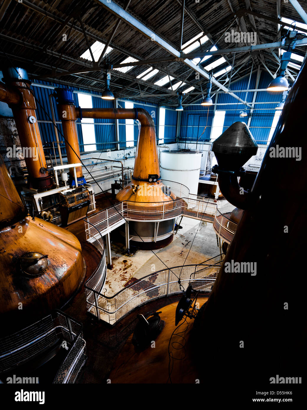 Gli scatti in interni del Ben Nevis distillery stills sicuro e cisterne Foto Stock
