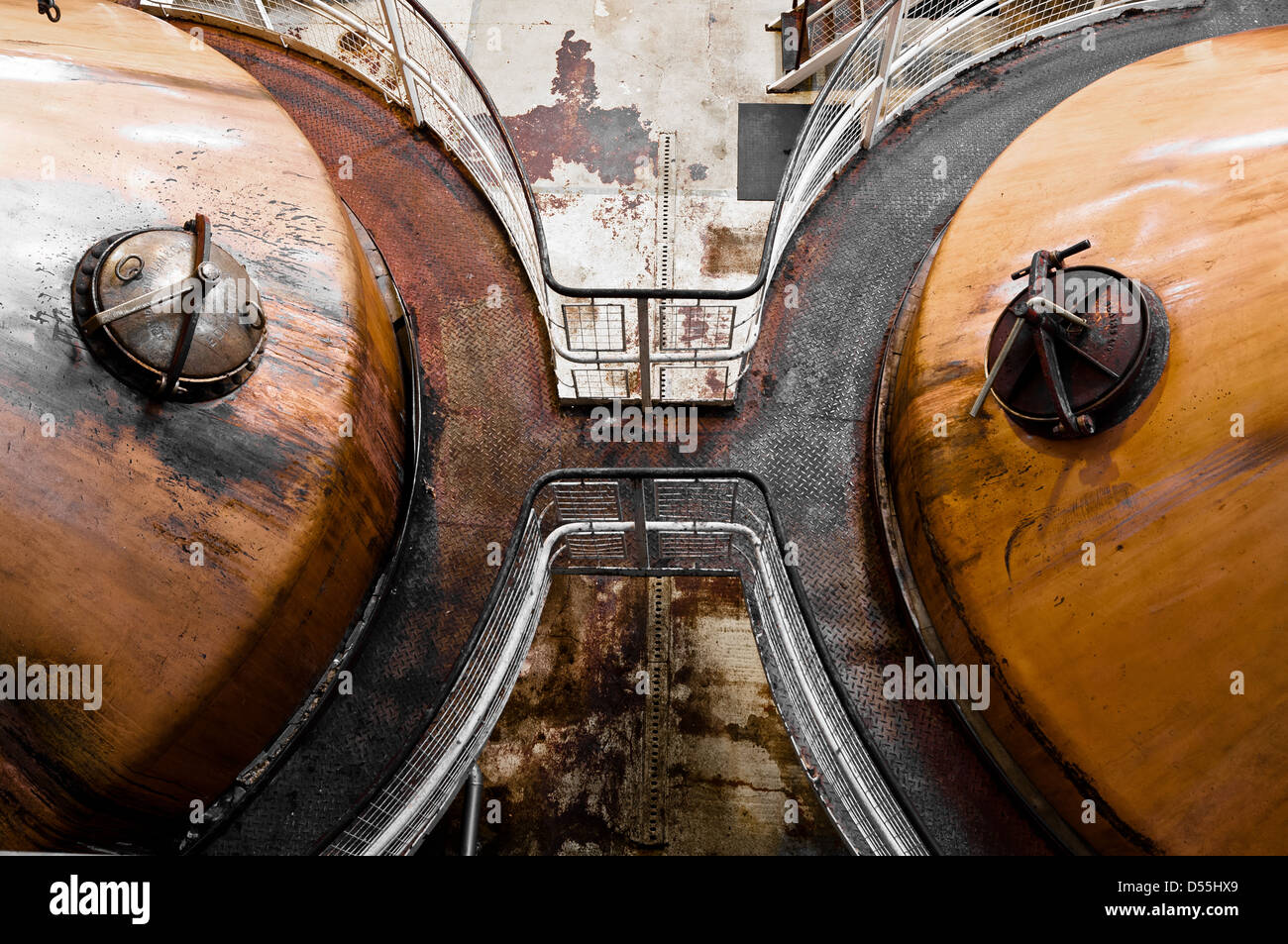 Gli scatti in interni del Ben Nevis distillery stills sicuro e cisterne Foto Stock