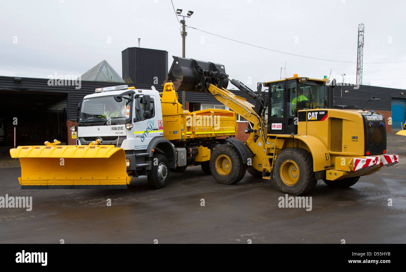 Grit trucks pronti per il maltempo invernale presso il deposito Amey vicino a Coatbridge, Lanarkshire.e. Foto Stock