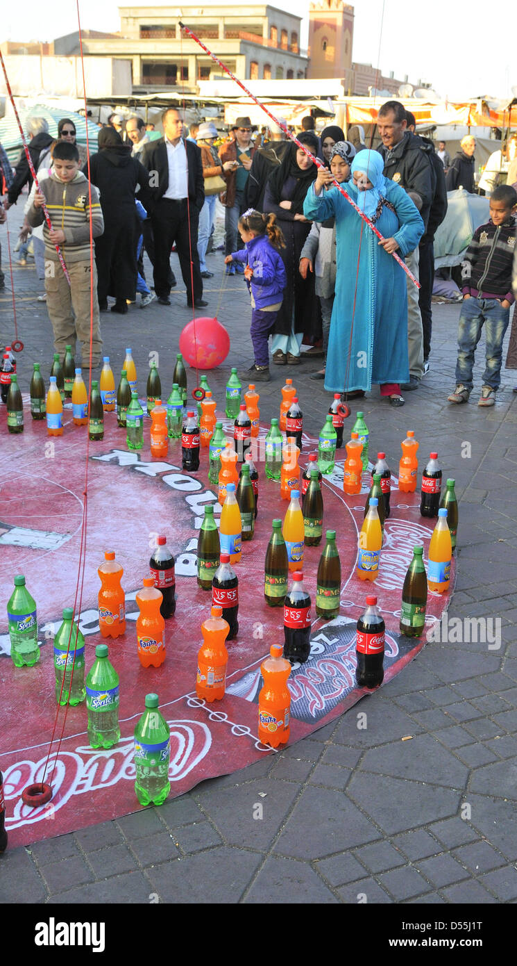 Signora marocchina lazo giocando il gioco della bottiglia in Piazza Jemaa El Fna ( piazza) . Marrakech, Marocco Foto Stock