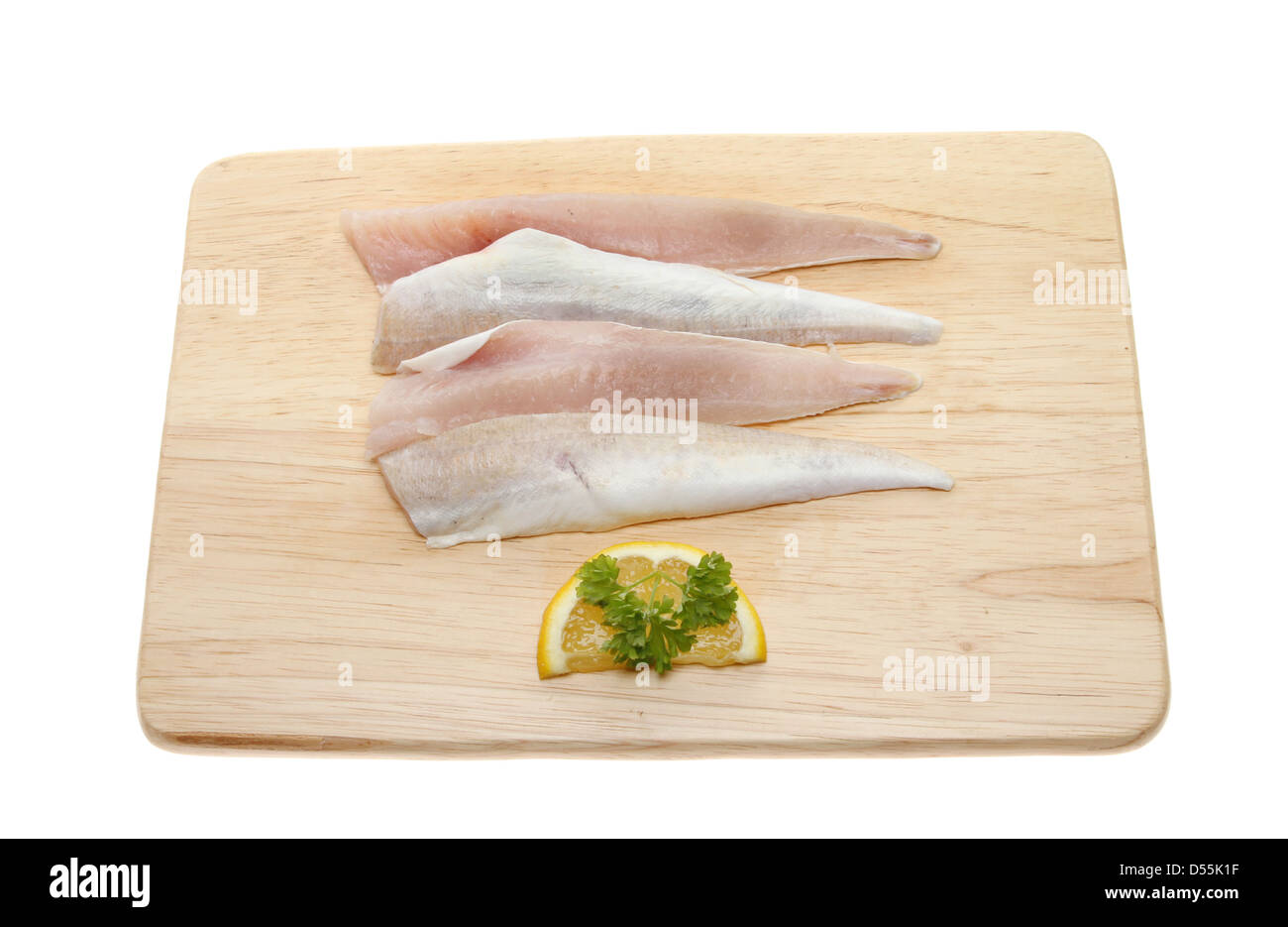 Materie grondin i filetti di pesce su una scheda con limone e prezzemolo isolata contro bianco Foto Stock
