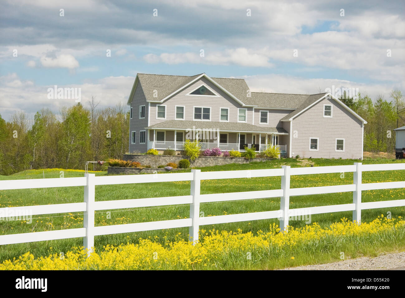 A due piani in stile agriturismo casa e recinto bianco nelle zone rurali del Maine. Foto Stock