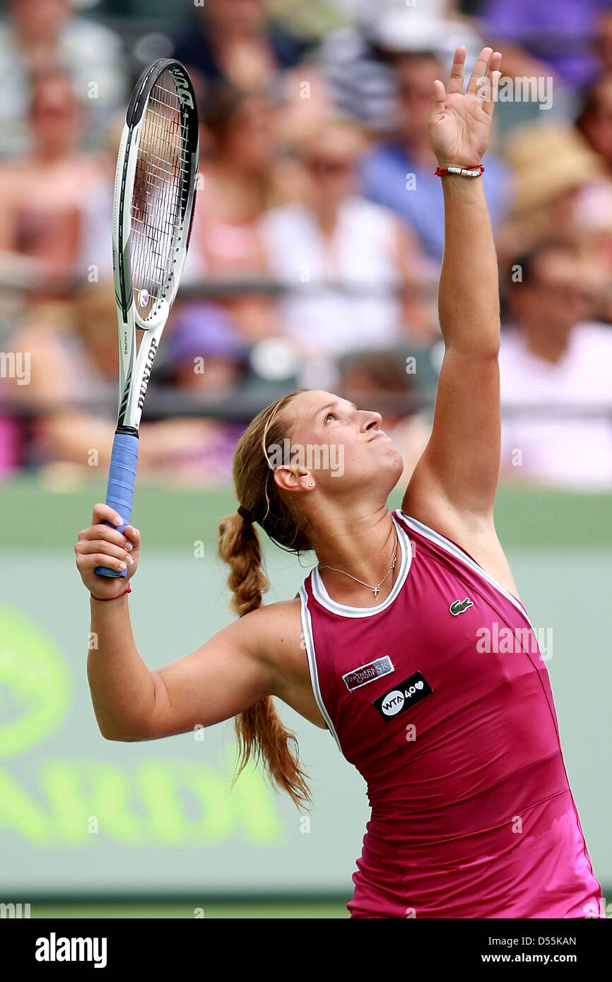 Marzo 25, 2013 - Miami, Florida, Stati Uniti - Dominika Cibulkova della Slovacchia serve a Serena Williams di Stati Uniti nel loro quarto round corrisponde al Sony Open a Crandon Park Tennis Center su Marzo 24, 2013 in Key Biscayne, Florida. (Credito Immagine: © Joe Scarnici/ZUMAPRESS.com) Foto Stock