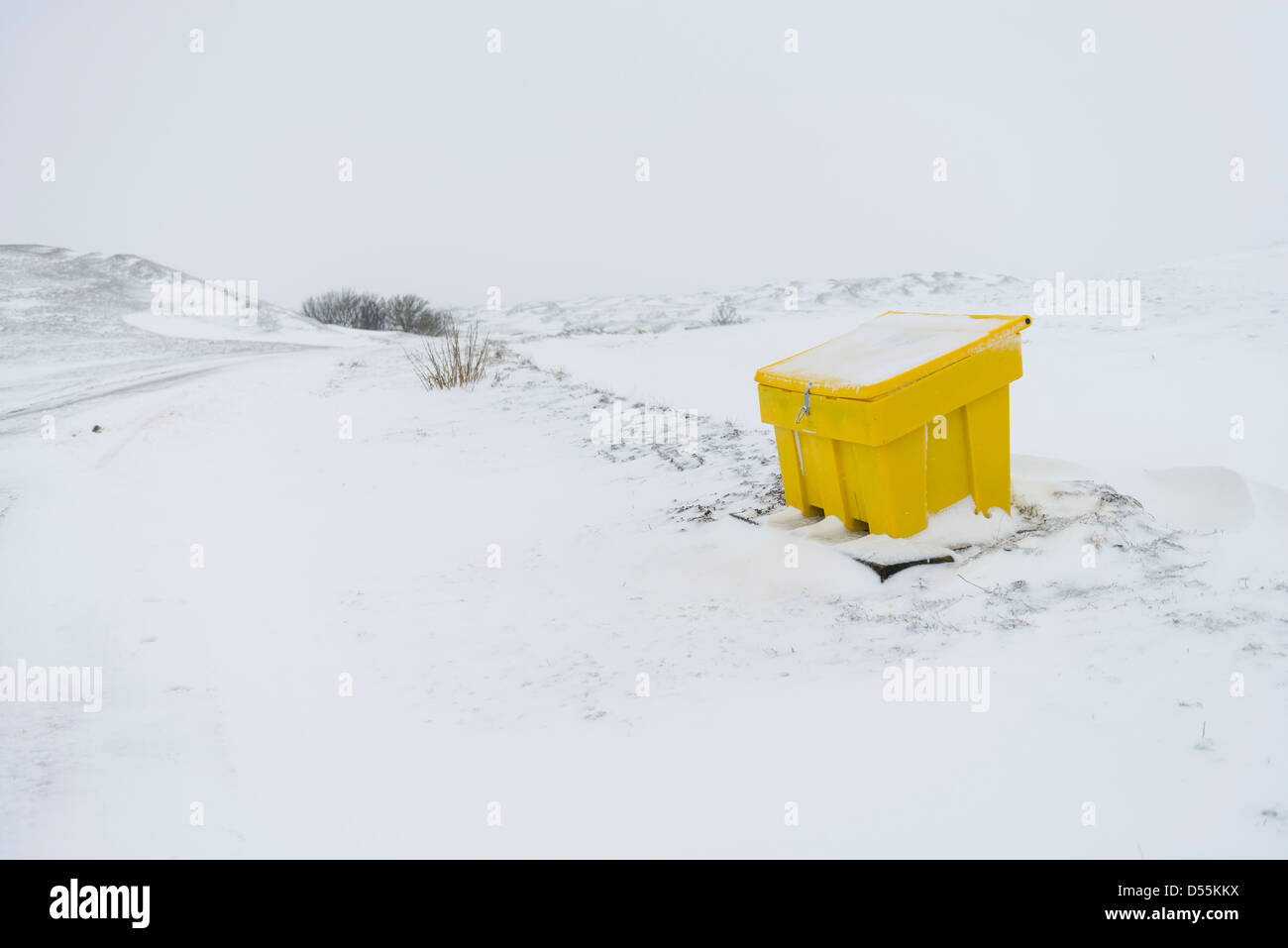 Contenitore Girt dal lato strada coperta di neve, Burton Dassett, Warwickshire, Inghilterra, Regno Unito Foto Stock