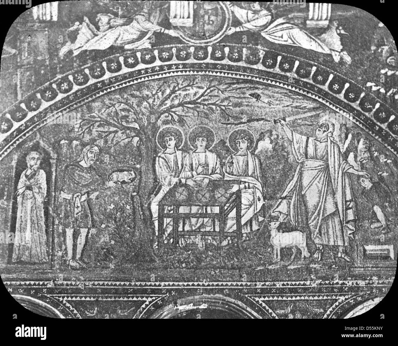 Questa immagine mostra un mosaico nel coro della Basilica di San vitale a Ravenna. Il mosaico è un famoso esempio di arte bizantina, raffigurante figure religiose. Foto Stock