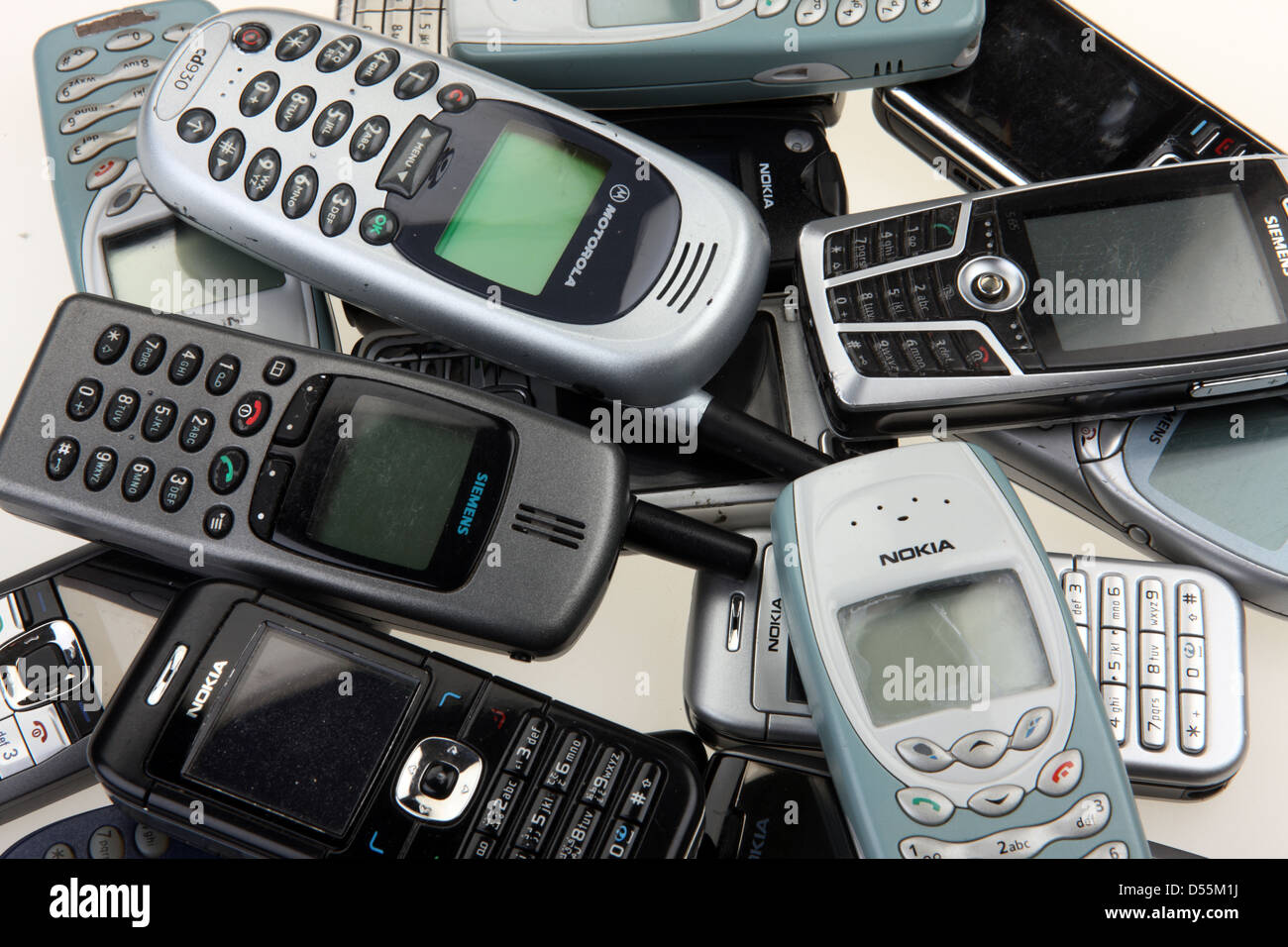 Berlino, Germania, su una pila di vecchi telefoni cellulari Foto Stock