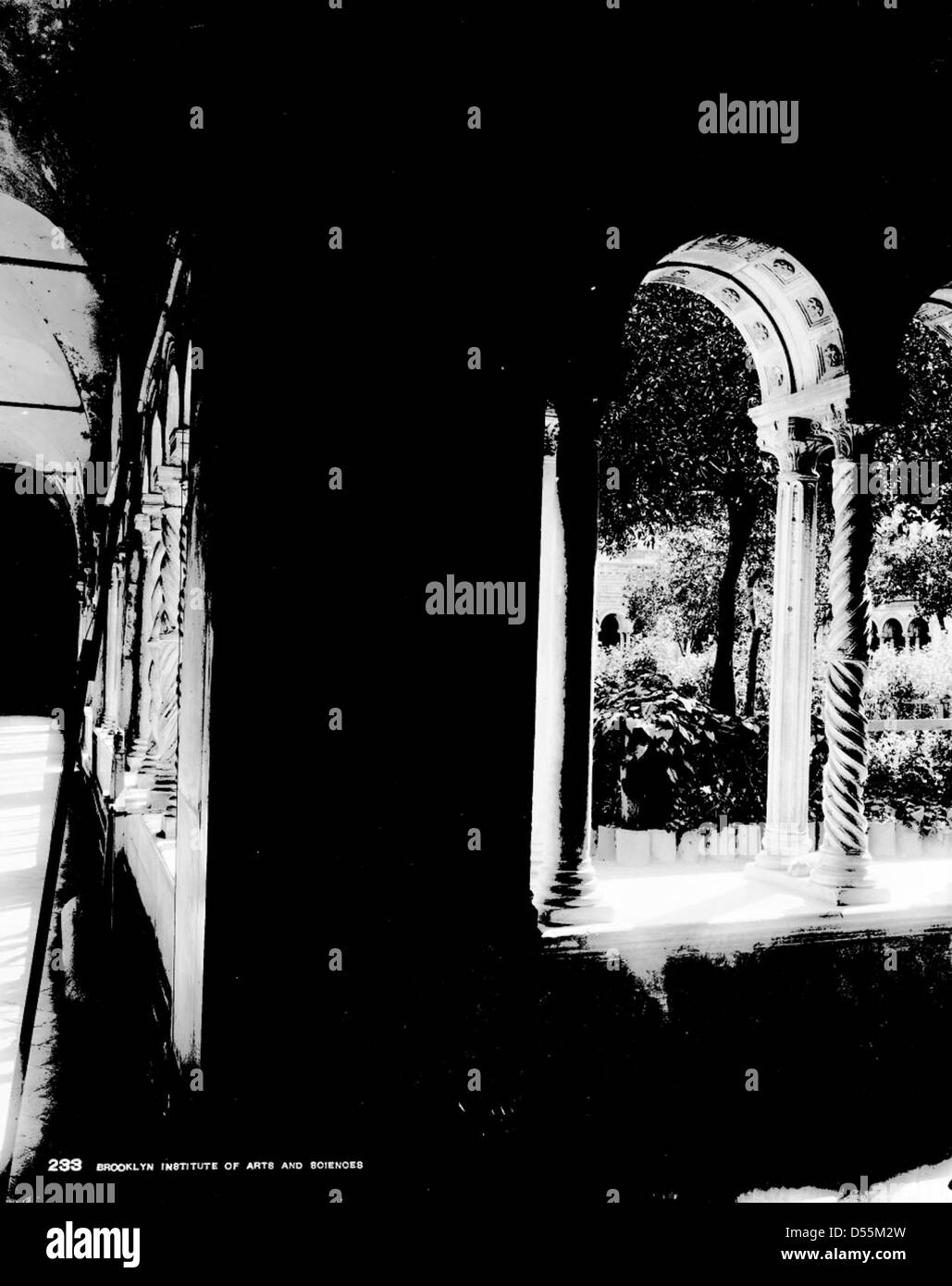 Questa fotografia cattura la basilica di San Paolo fuori le mura di Roma, Italia, scattata intorno al 1895. L'immagine mette in evidenza l'impressionante architettura della chiesa e il suo ruolo di importante sito di pellegrinaggio. Foto Stock