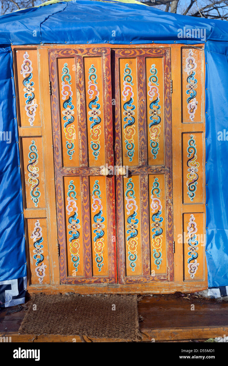 Decorata in legno porta arancione in yurta kazaka Foto Stock
