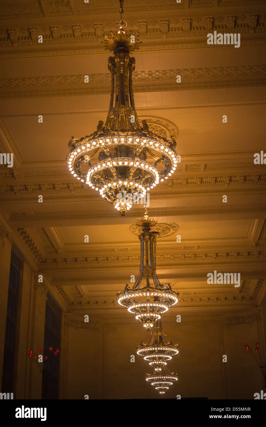 Lampadari in Vanderbilt Hall di Grand Central Terminal di New York Foto Stock