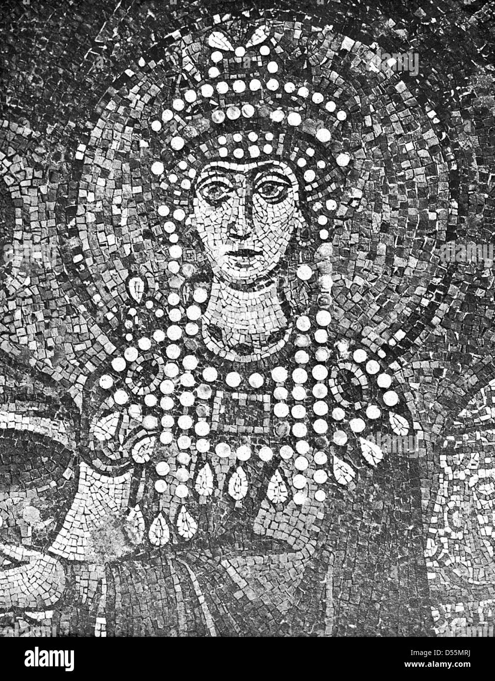 La Basilica di San vitale a Ravenna, in Italia, ospita alcuni dei più famosi mosaici bizantini, tra cui l'iconica immagine dell'imperatrice Teodora. I mosaici sono rinomati per i loro intricati dettagli e il loro significato storico. Foto Stock