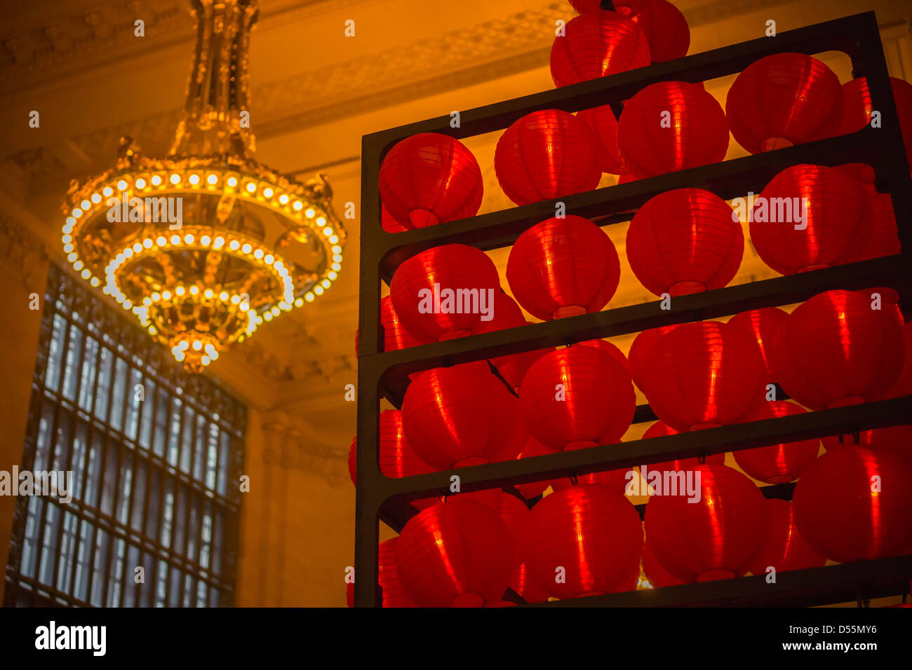 Decorativo lanterne rosse contrappunto i lampadari ornamentali a Vanderbilt Hall di Grand Central Terminal Foto Stock