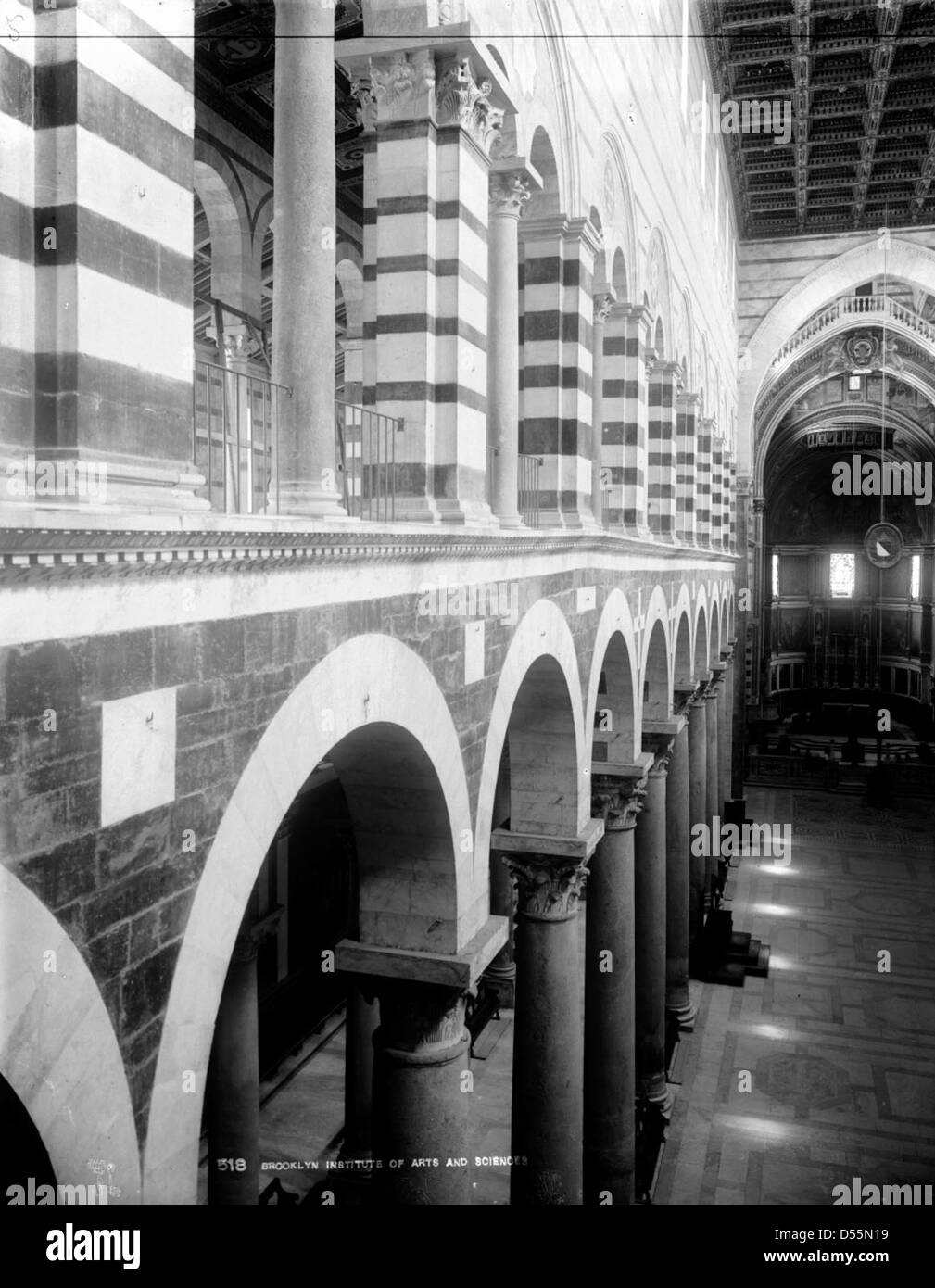 La Cattedrale di Pisa, Italia, come apparve nel 1895. L'iconica struttura religiosa fa parte della famosa Piazza dei Miracoli e mette in mostra l'architettura romanica. Foto Stock