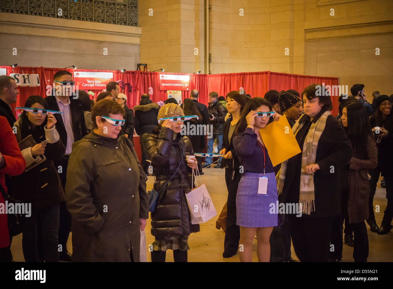 I visitatori utilizzano occhiali 3D per visualizzare un video promozionale presso il Japan Week Festival a Vanderbilt Hall di Grand Central Terminal Foto Stock