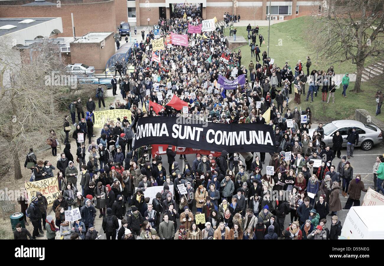 Brighton, Sussex, Regno Unito. Il 25 marzo 2013. i manifestanti, fatta di studenti provenienti da tutto il Regno Unito e i vari gruppi di attivisti, tappa una protesta alla Sussex University oltre la prevista privatizzazione di un certo numero di servizi campus che a loro dire avrebbe come conseguenza la perdita di posti di lavoro. Breve tafferugli scoppiato durante il giorno tra polizia e manifestanti come l'occupazione, che è stato in funzione per oltre un mese, continua. Credito: George Henton/Alamy Live News Foto Stock