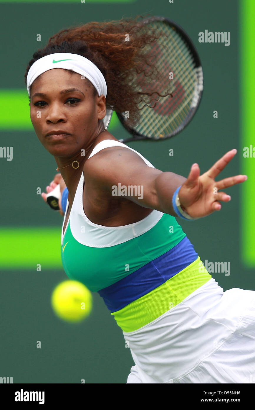 Marzo 25, 2013 - Key Biscayne, Florida, Stati Uniti - SERENA WILLIAMS degli USA in azione contro D. Cibulkova della Slovacchia nel loro quarto round in abbinamento al Sony Open a Crandon Park Tennis Center di Key Biscayne. (Credito Immagine: © Joe Scarnici/ZUMAPRESS.com) Foto Stock