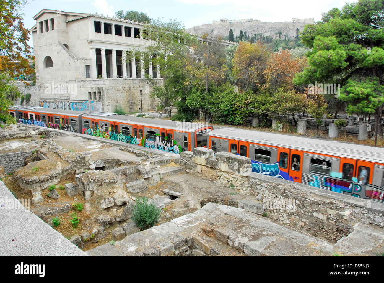 Treni pendolari withngraffiti andando dalla Stoa nell'antica piazza del mercato di Agorà di Atene, Grecia Foto Stock
