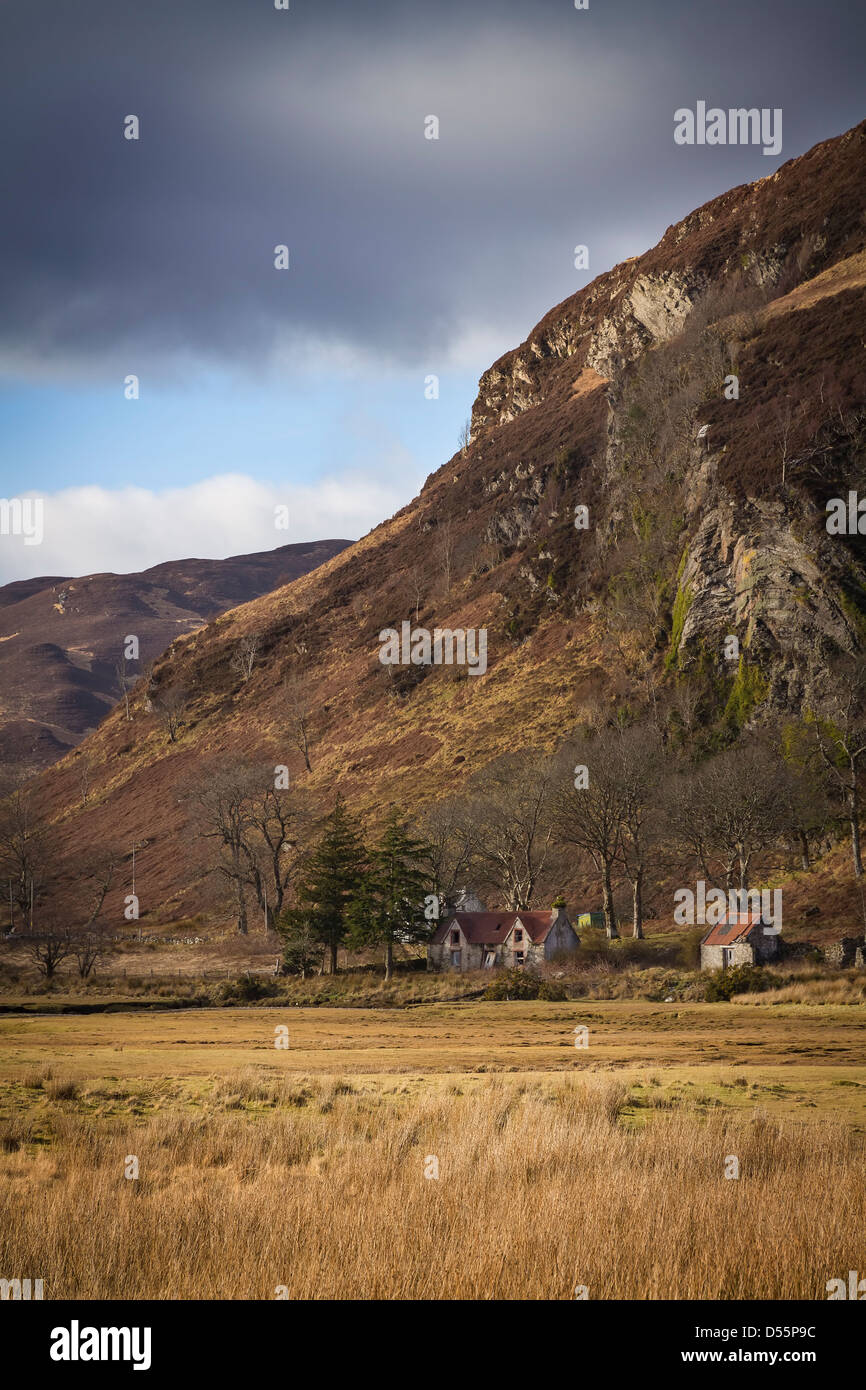 Abbandonato crofters cottages ai piedi di Glas Bheinn, vicino a Glenelg, Scozia Foto Stock