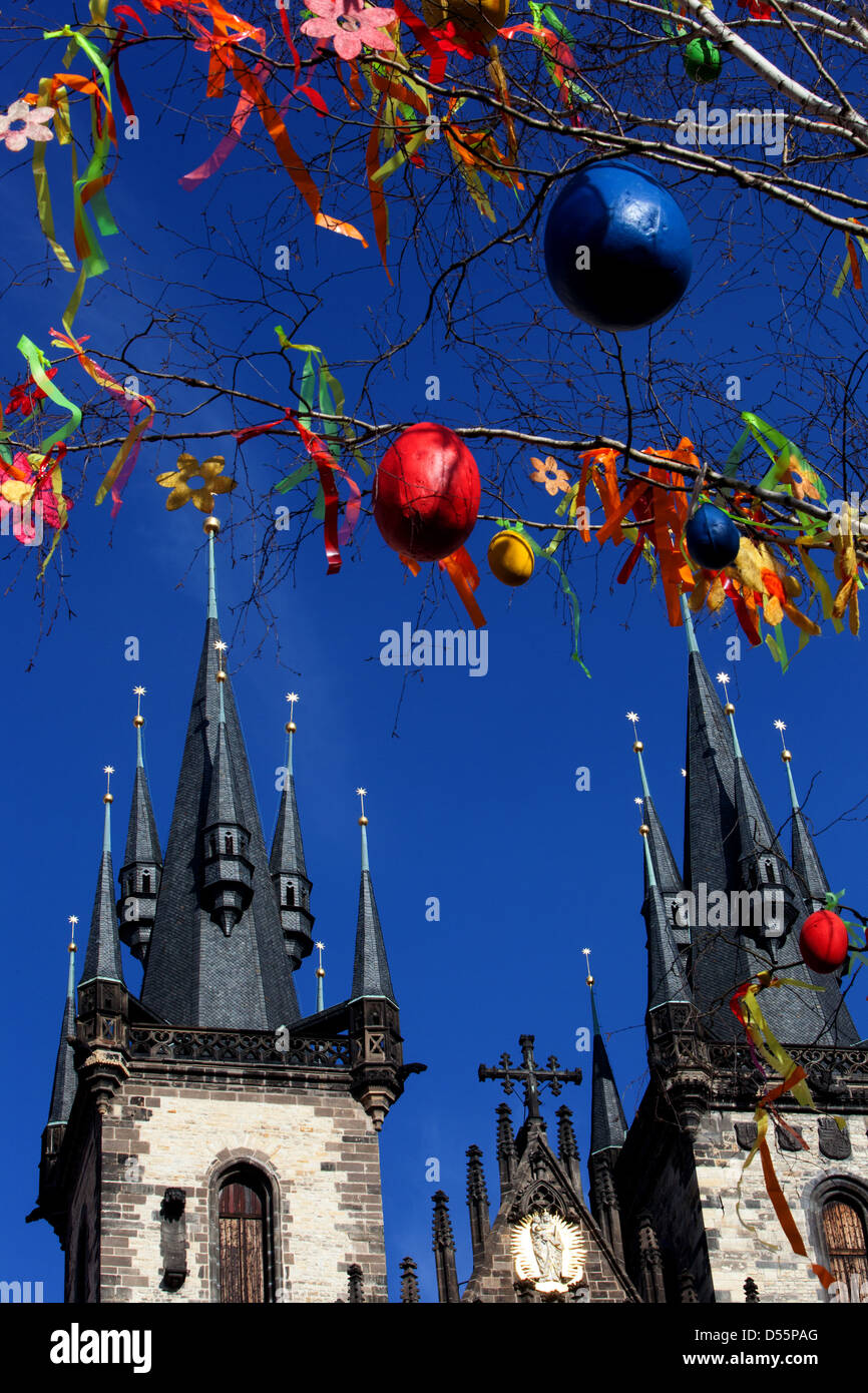 Tradizioni degli alberi di Pasqua, vacanze, Piazza della Città Vecchia Praga Repubblica Ceca Foto Stock