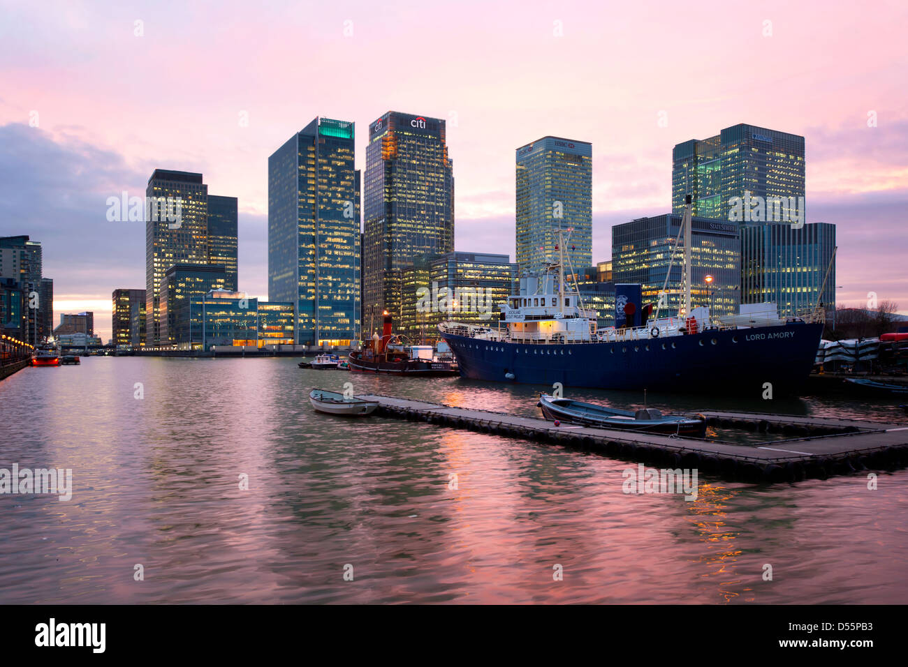 Londra, Regno Unito, guardare i grattacieli nel business hub di Canary Wharf Foto Stock