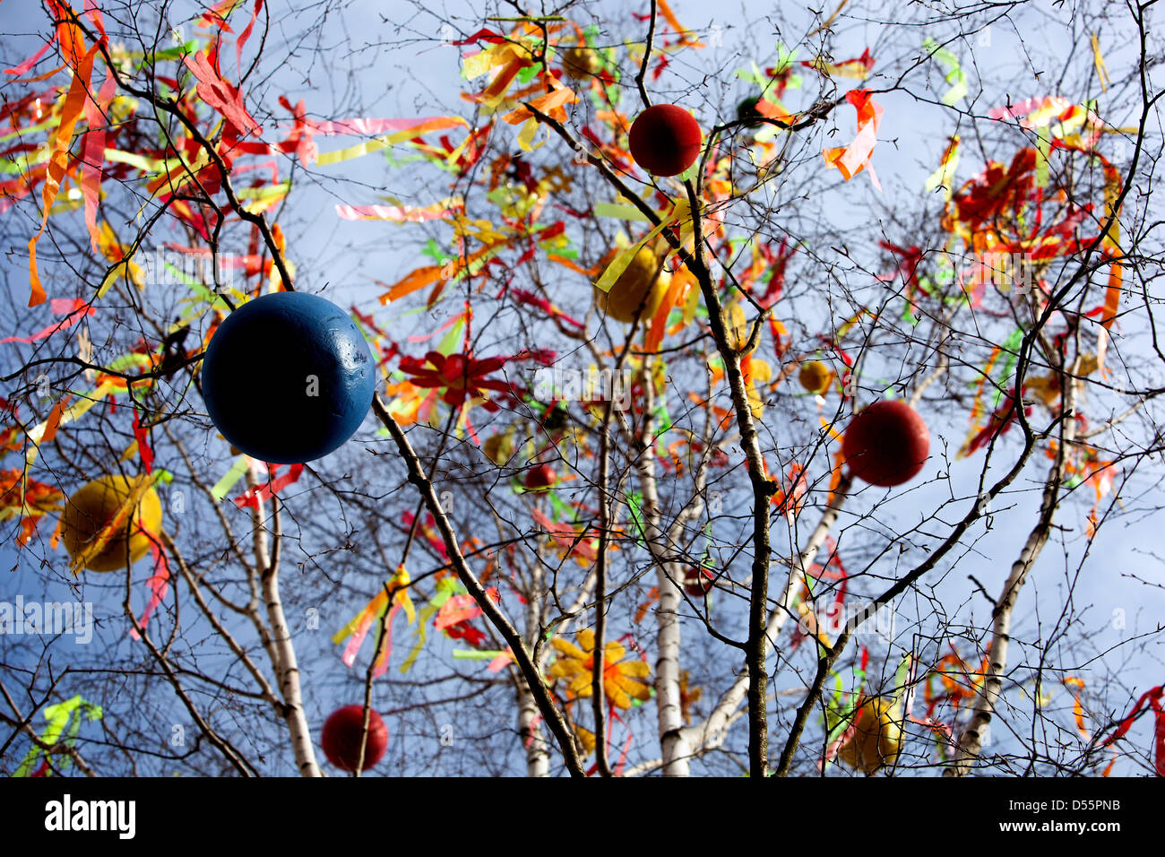 Un albero di Pasqua decorato con colori, Old Town Square Praga Repubblica Ceca Foto Stock