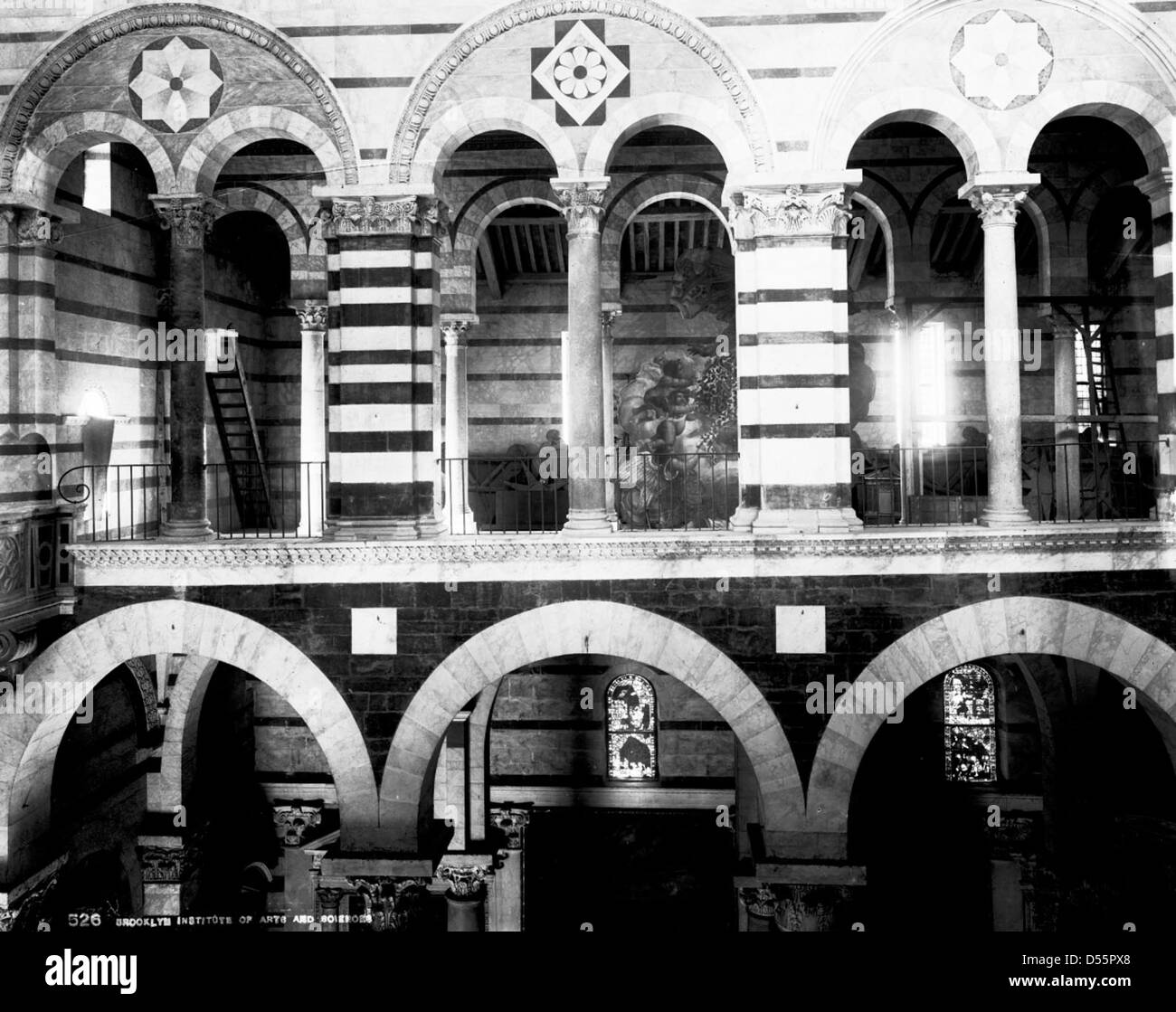 La Cattedrale di Pisa, in Italia, mostrata in questa immagine del 1895, esemplifica gli stili architettonici romanici e gotici. La fotografia cattura la bellezza e la grandezza di uno dei siti religiosi più famosi d'Italia. Foto Stock