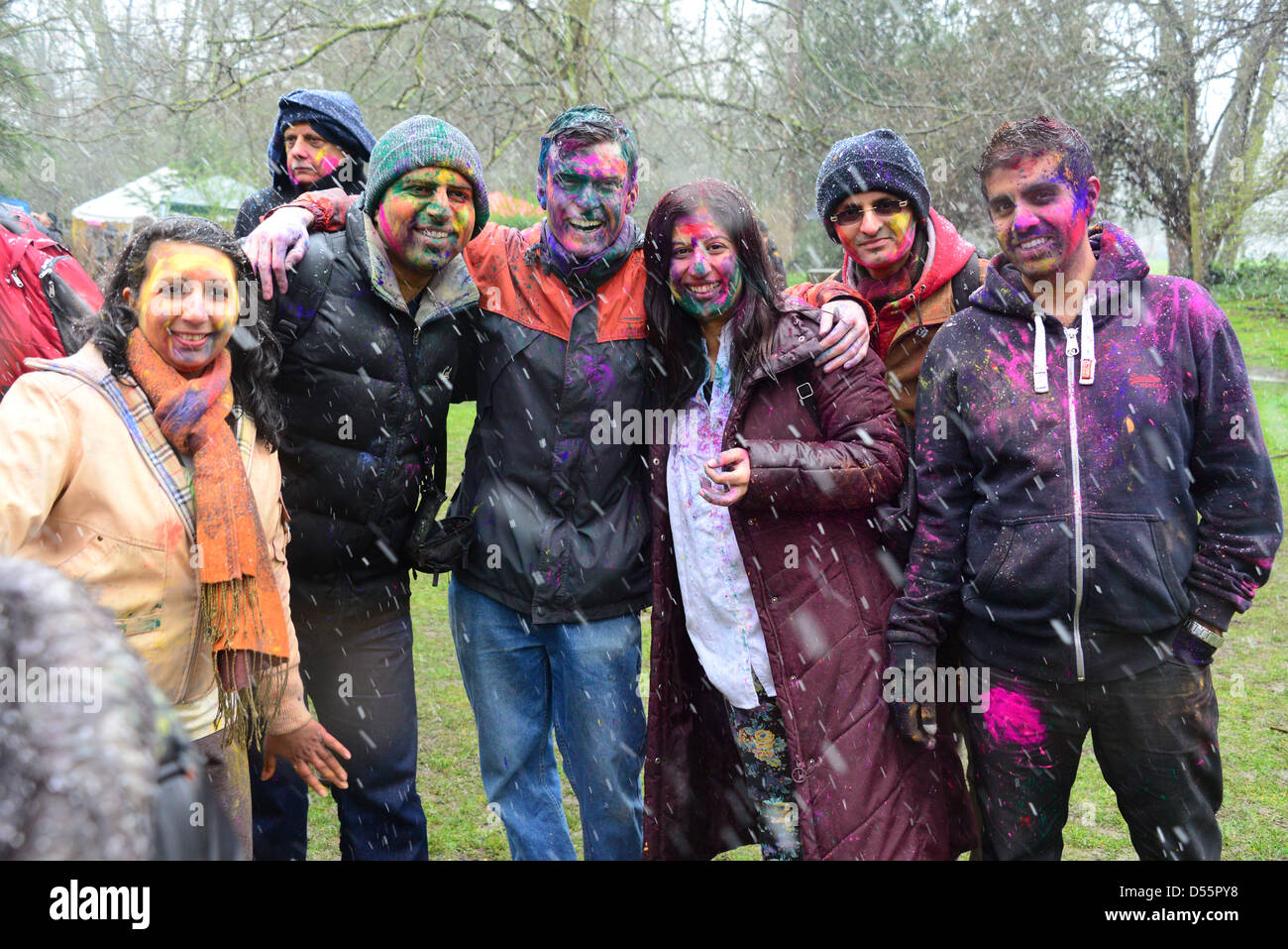 Centinaia di partecipanti coraggioso il freddo e la neve per celebrazioni Holi festival di aka di colore celebrazioni in Orleans House. Foto Stock