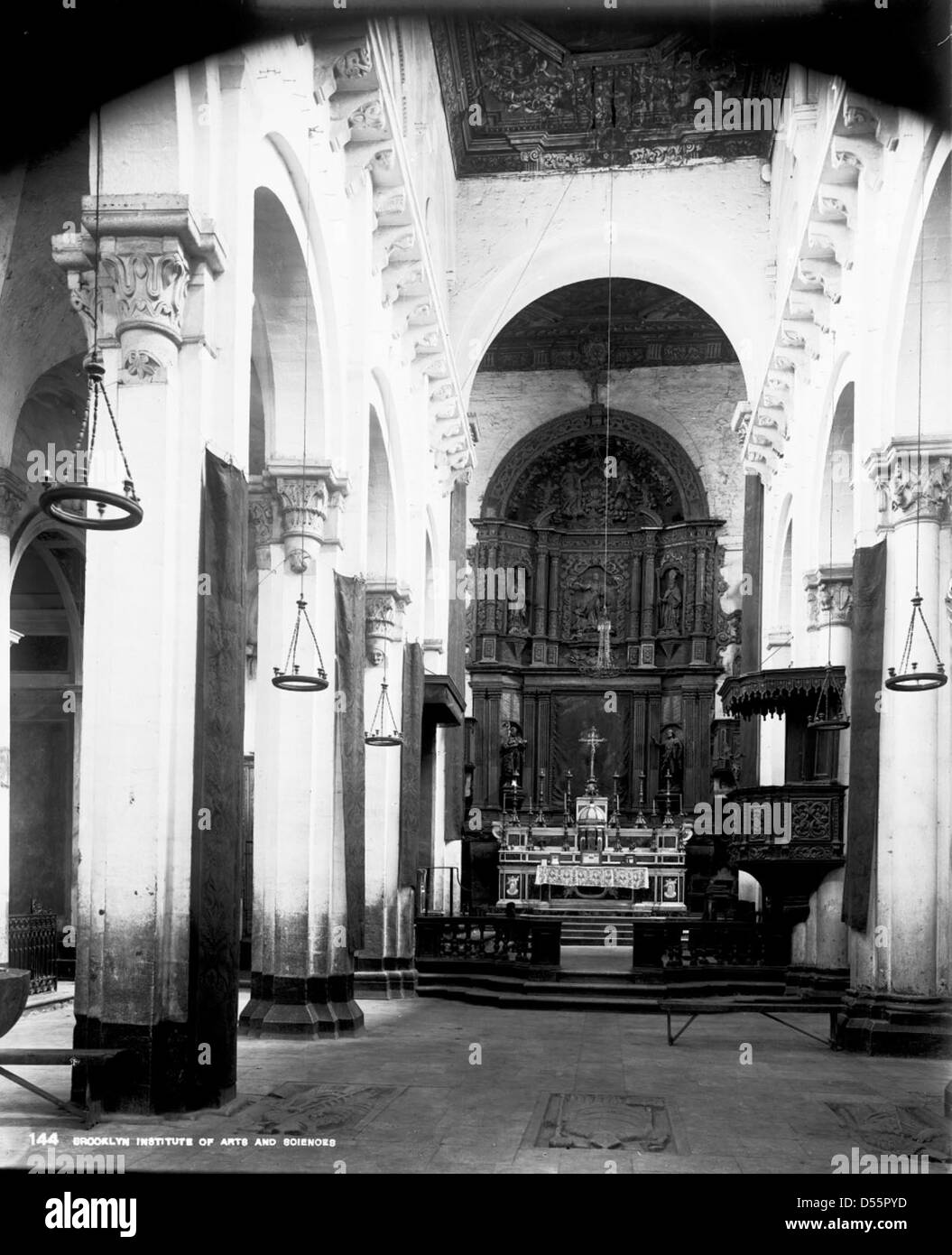 La Cattedrale di Ruvo, in Italia, costruita in stile romanico, si erge come un importante punto di riferimento religioso e architettonico della regione. L'edificio presenta facciate intricate e una storia risalente al Medioevo, che riflette il patrimonio culturale della città. Foto Stock