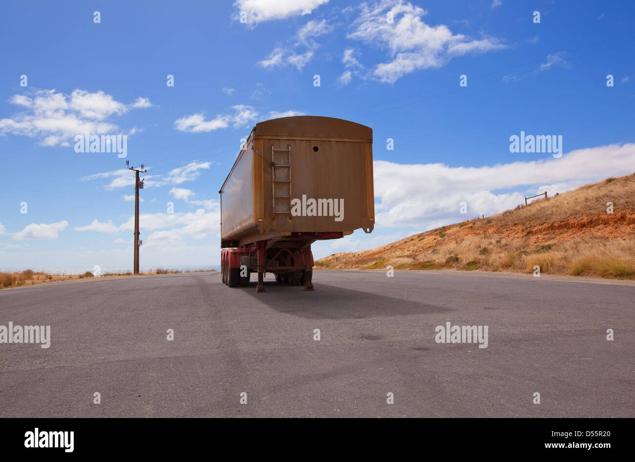Un semi rimorchio parcheggiato in Sealink parcheggio auto a Cape Jervis sulla penisola di Fleurieu in Sud Ausralia Foto Stock