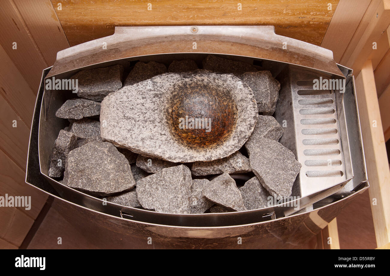 Sauna forno con pietre calde Foto Stock