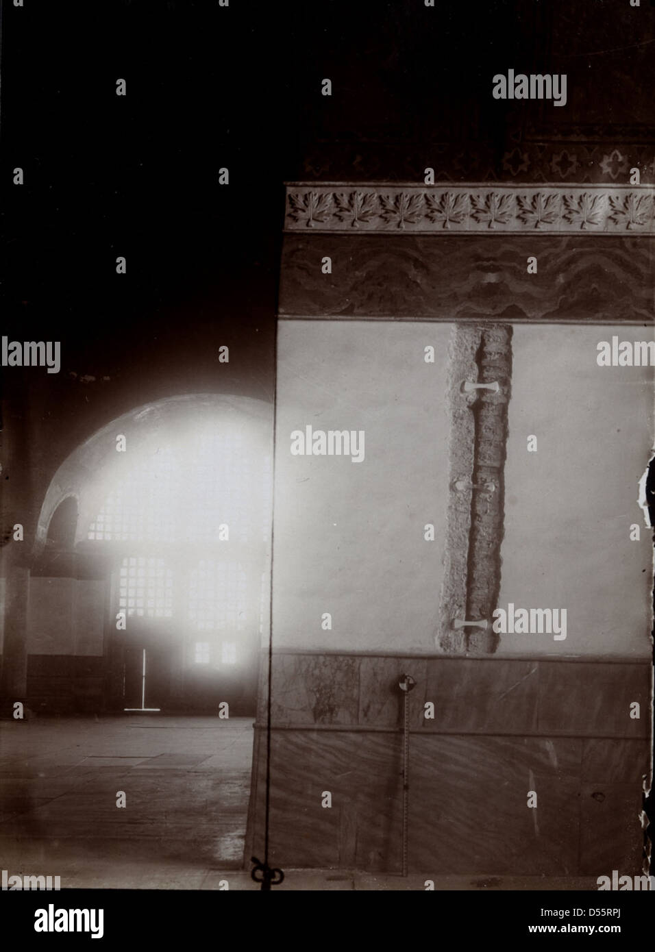 Una fotografia dell'interno di Santa Sofia a Istanbul, Turchia, scattata nel 1914. L'immagine mette in risalto la grandiosità architettonica e gli intricati dettagli della famosa chiesa bizantina, successivamente convertita in moschea. Foto Stock